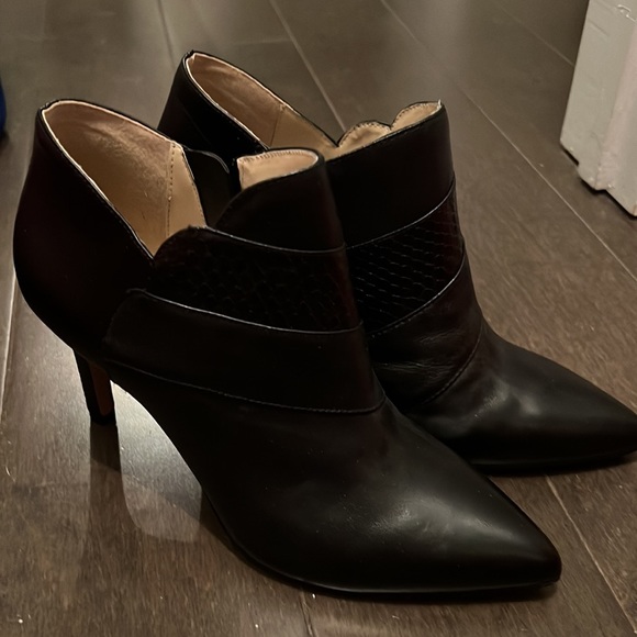 Adrienne Vittadini black ankle heeled bootie 8.5 never worn - Picture 2 of 8